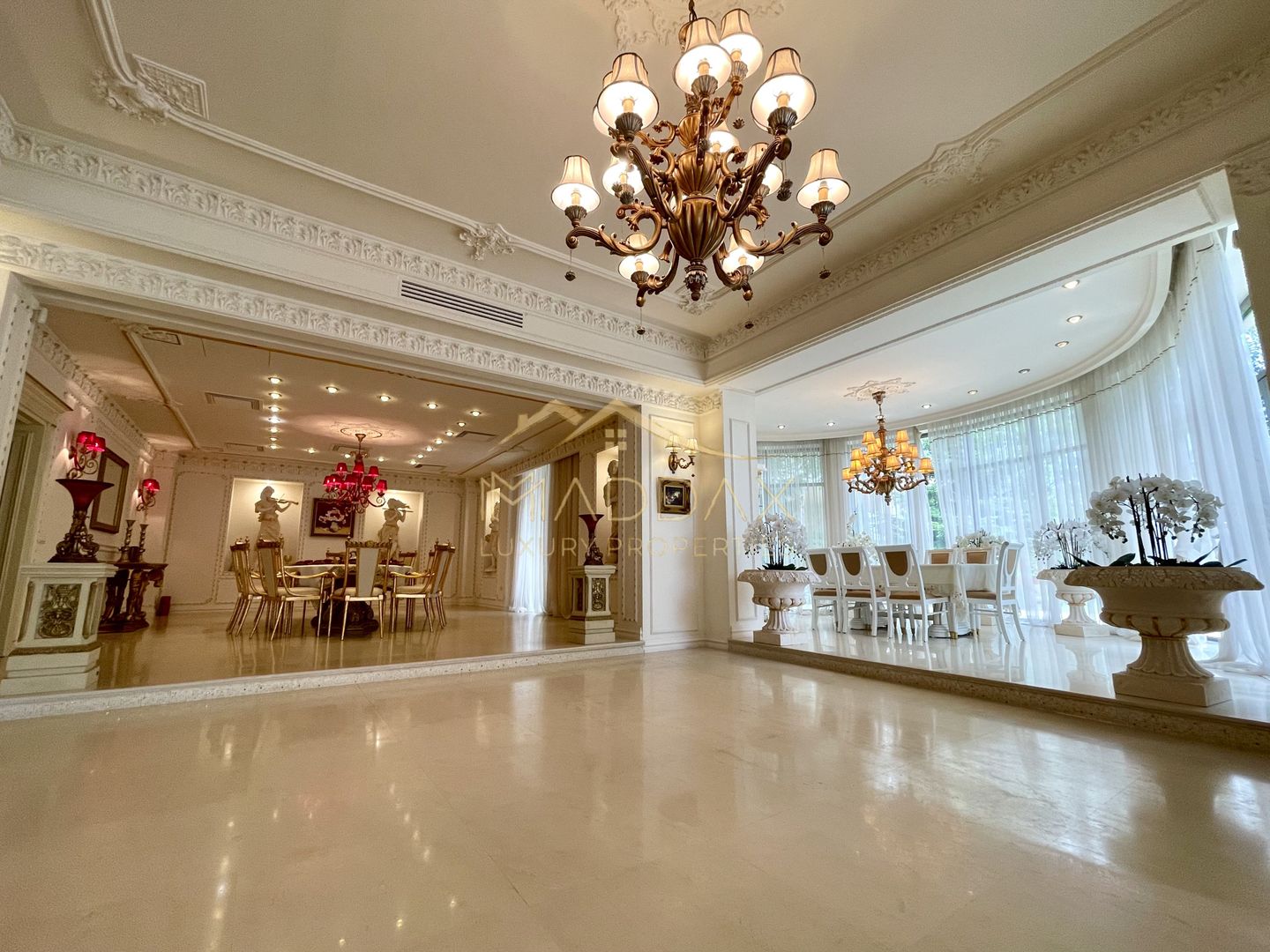 Impressive Villa *1500 SQM usable* 2613 SQM land / Open to the lake - Poză 10