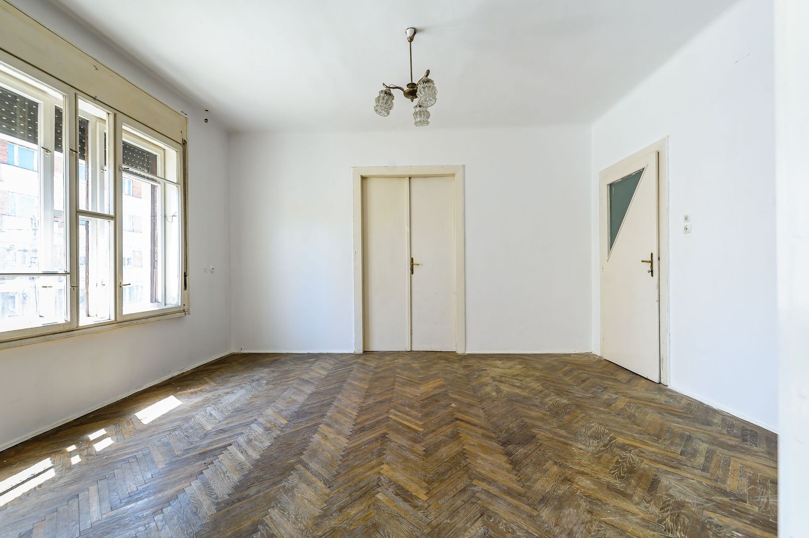 Apartament la etajul 1 în zona Pieței Reconcilierii. - Poză 4