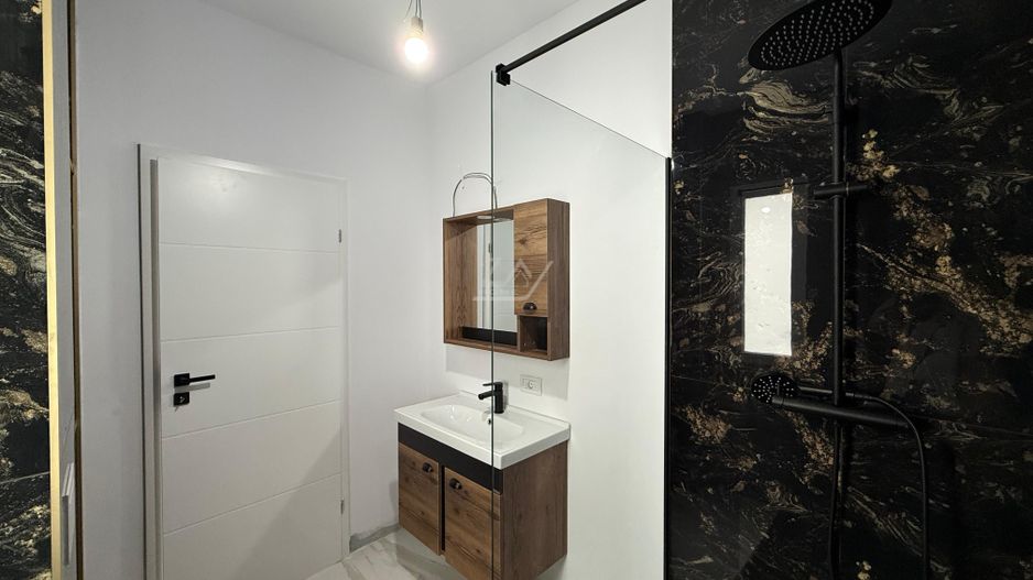 Disponibil imediat. Drum asfaltat. 2 locuri de parcare acoperite. - Poză 4