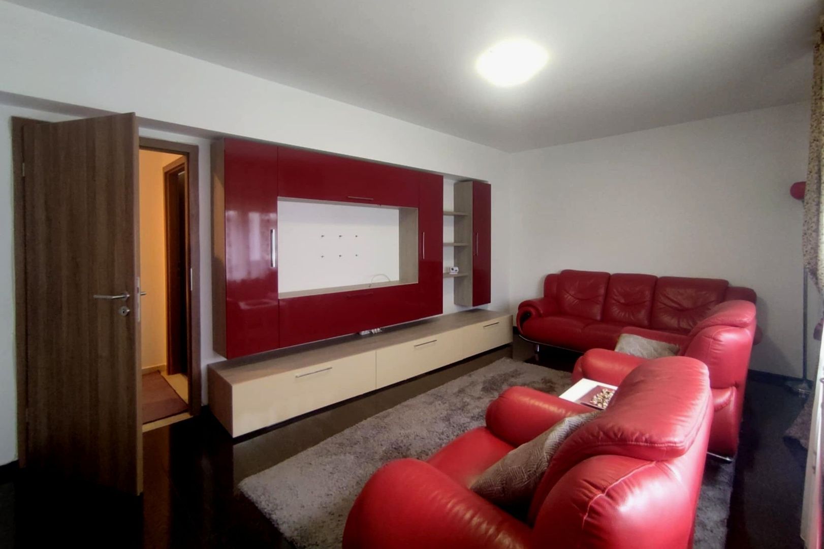 Inchiriem apartament 2 camere spatios intr-un bloc tip vila zona Tractorul - Poză 1
