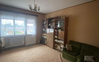 Apartament cu 3 camere si garaj, zona centrala. - Poză 1