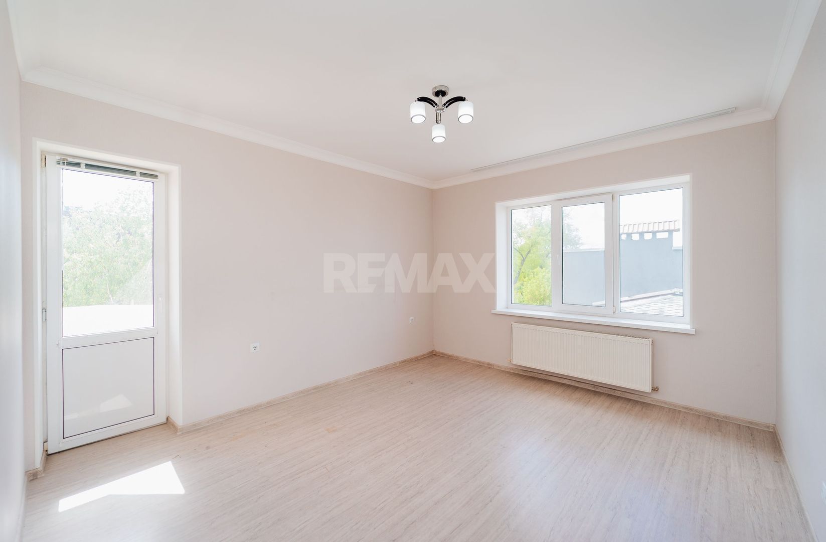 De vinzare Apartament 2 camere si balcon + living cu logie - Poză 5