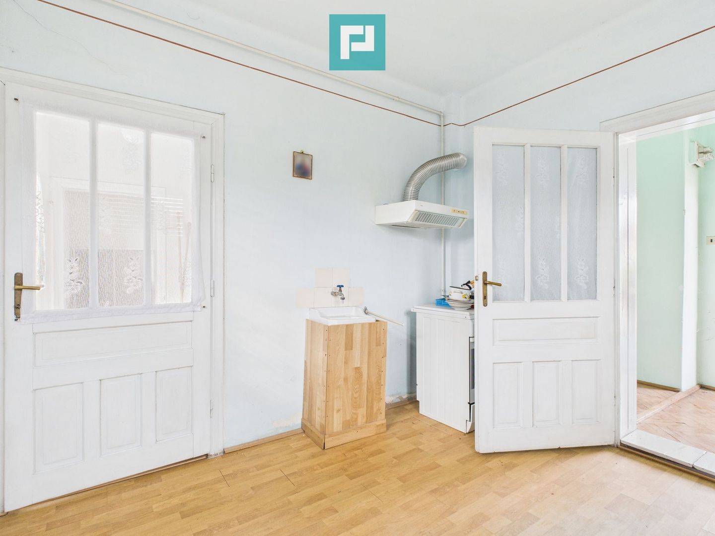 Casă cu teren generos, zonă centrală, Curtici - Poză 3