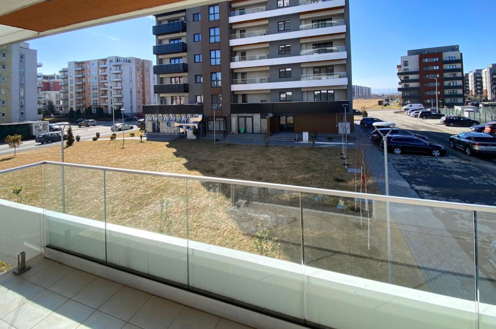 Apartament modern cu 2 camere pereți retractabili terasă parcare și boxă - Poză 2