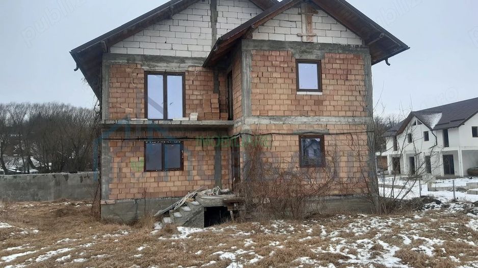 Casă spațioasă cu parter și etaj, 220 mp utili, în Pascani, judetul Iasi - Poză 2