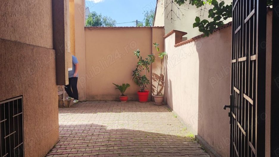 Ap 3 camere,curte, terasă vilă Dămăroaia - Poză 4