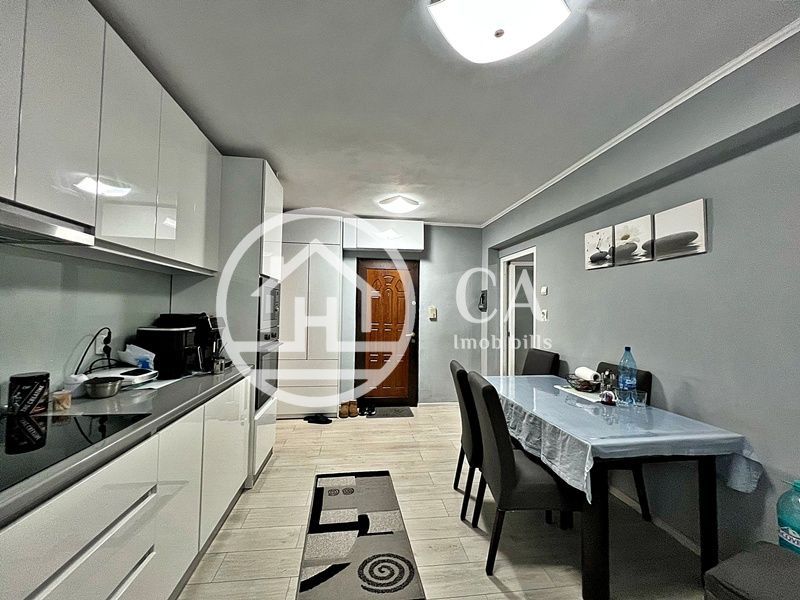 Apartament de vânzare cu 3 camere în zona Rogerius, Oradea - Poză 3