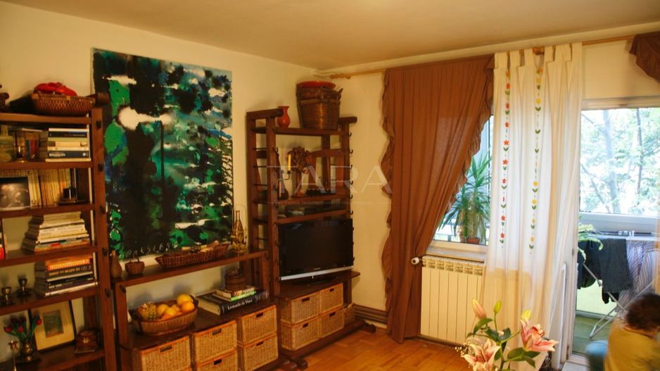 Apartament cu 4 camere, 82 mp, 2 băi și 2 balcoane, zona Câmpului. - Poză 2
