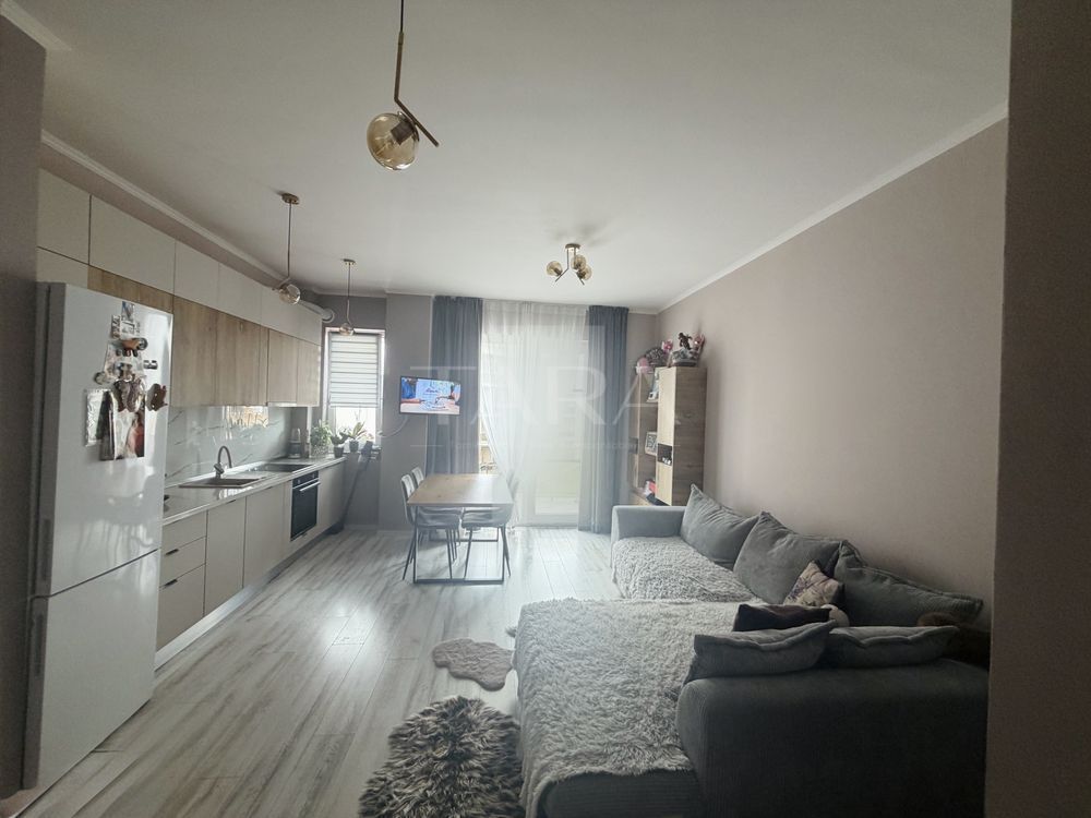De vânzare apartament modern cu 2 camere și balcon generos – Zona VIVO - Poză 1