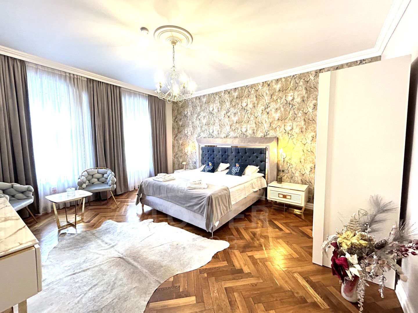 Apartament renovat, cu garaj și pivnițe, în Centrul Istoric al Sibiului - Poză 6