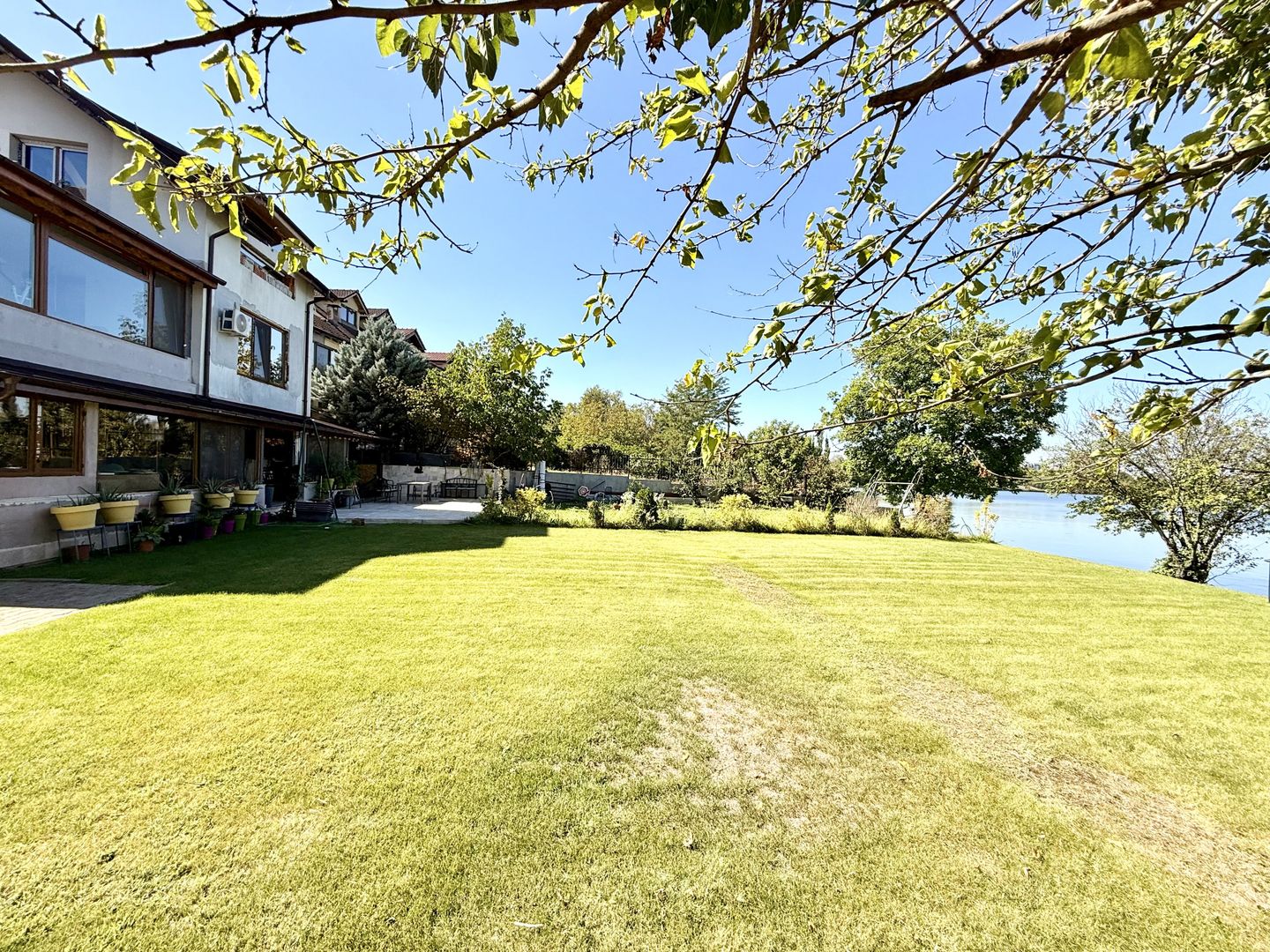 Doua etaje in vila pe malul lacului Grivita birouri rezidential - Poză 1