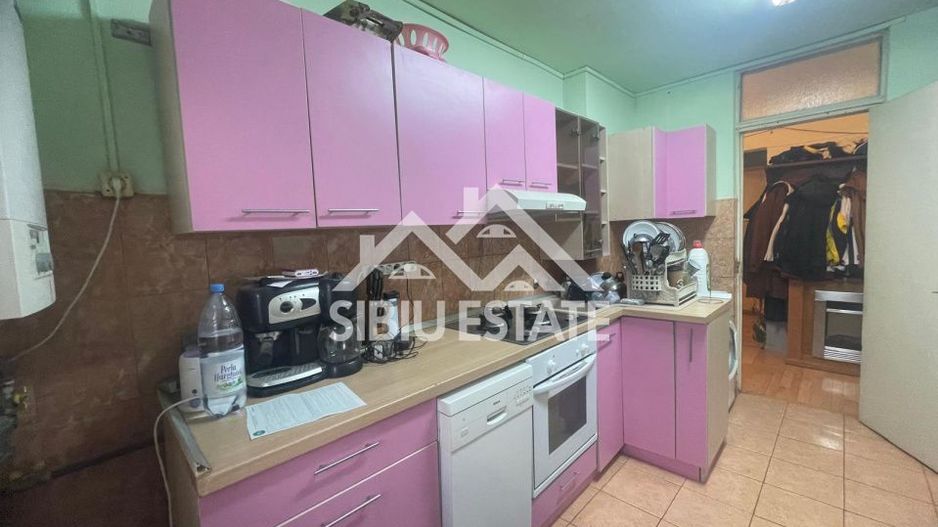 Apartament de vanzare cu 3 camere, decomandat,  2 balcoane, pivnita - Poză 1
