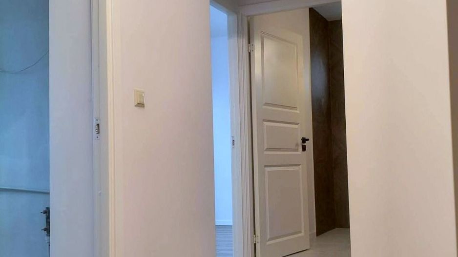 De vanzare apartament cu 2 camere, port, parter, 75.000 euro - Poză 5