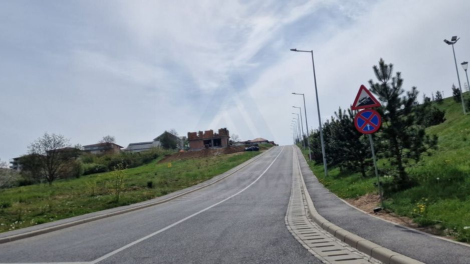 Teren intravilan 517 mp cu utiliati la drum principal in zona Tilisca - Poză 2