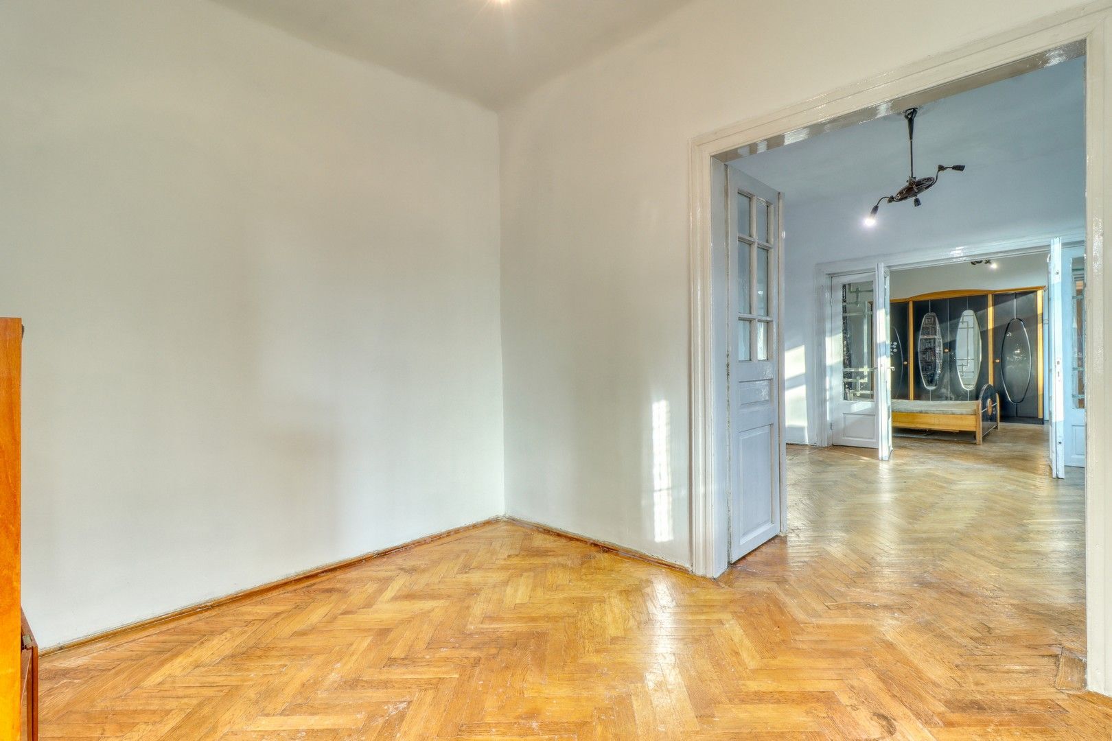 Centru- Casă boierească individuală- 5 camere si  451 mp teren - Poză 4