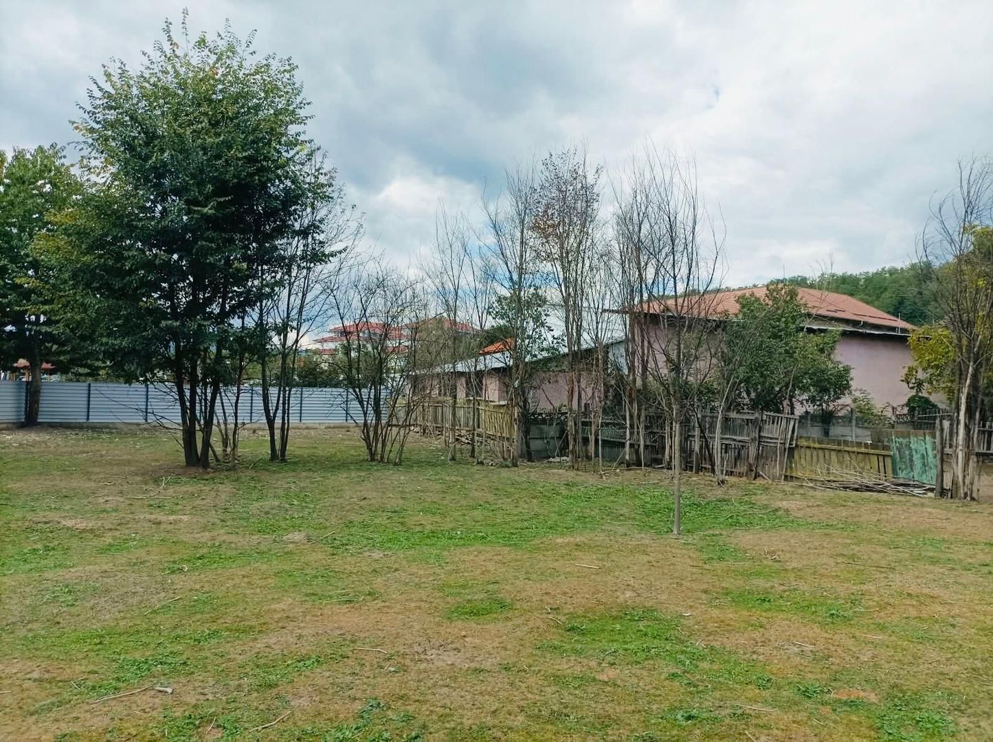 Casa cu teren intravilan 2.273 mp- pozitie centrala Darmanesti Bacau - Poză 1
