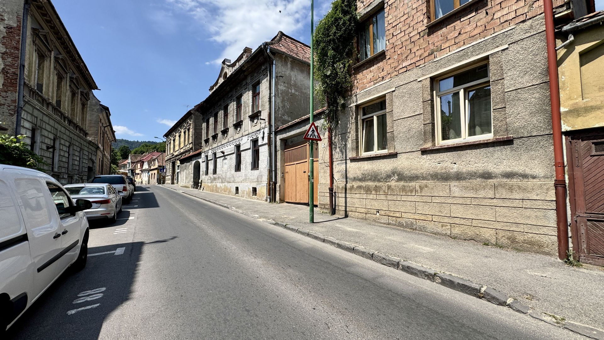 Casă în centrul istoric al Brașovului – 2 intrări, curte comună - Poză 18