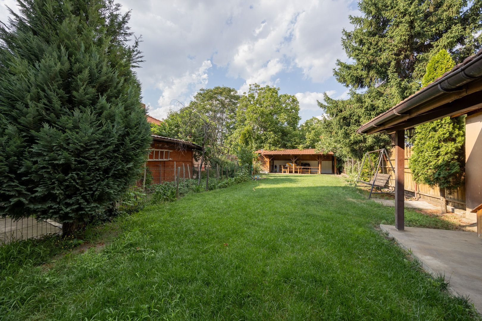Apartament ultracentral cu 3 camere, 2 băi și curte privată - Poză 3
