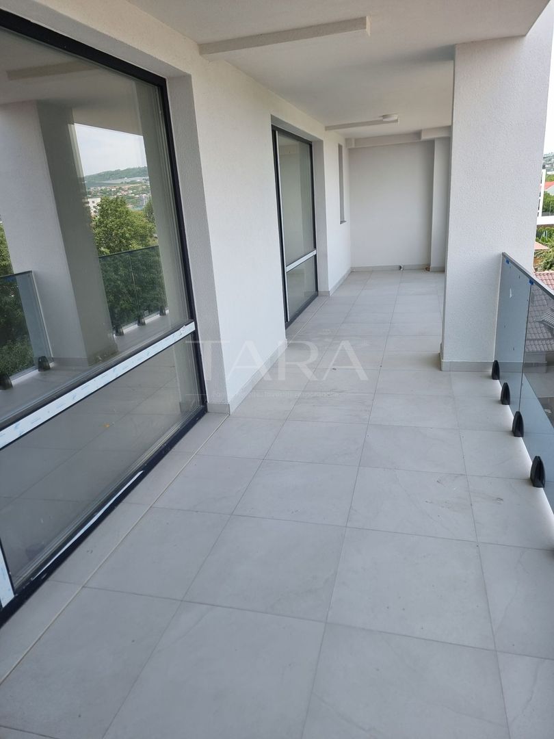 Apartament cu 3 camere, 87 mp + 2 terase, parcare subterană, bloc nou - Poză 2