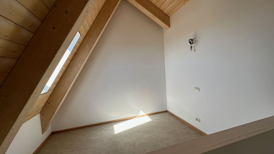 CASA SPATIOASA  CU GARAJ SI TEREN DE 600 MP - Poză 18