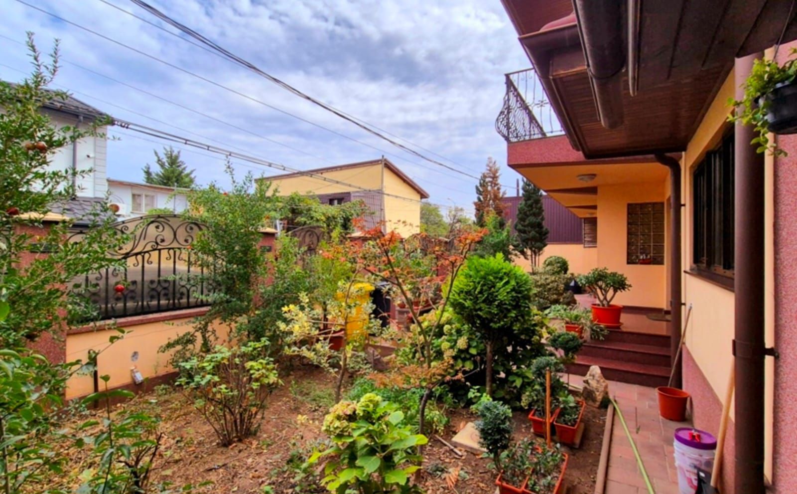 Cauți o casă mare sau spațiu pentru business? Aici le ai pe ambele! - Poză 22