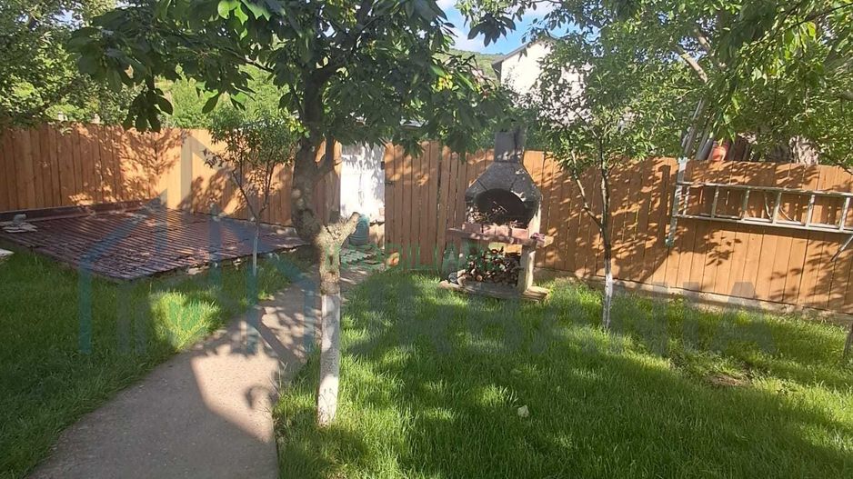 Casă cu 2 niveluri, compusă din 2 apartamente distincte, Tomesti - Poză 2