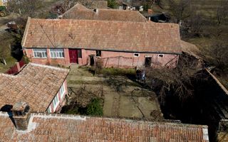 Casă cu teren generos de 2,880mp în Secusigiu - Poză 22