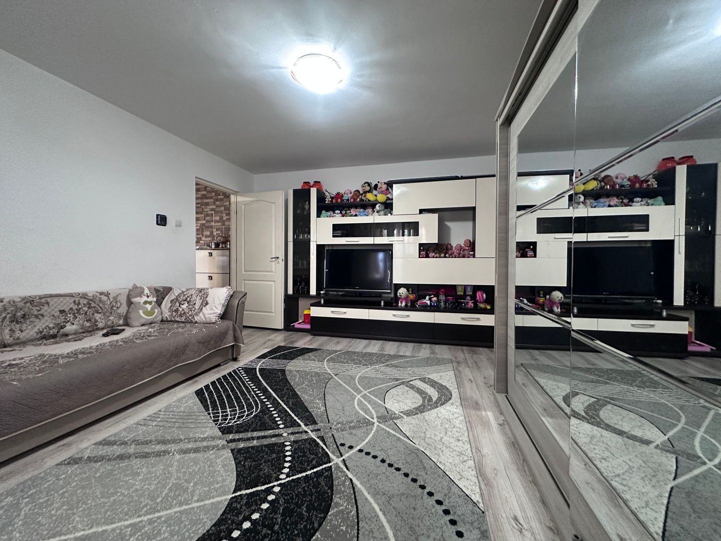 Ideal pentru investitie! Vanzare apartament cu 2 camere-Targoviste-M11 - Poză 1