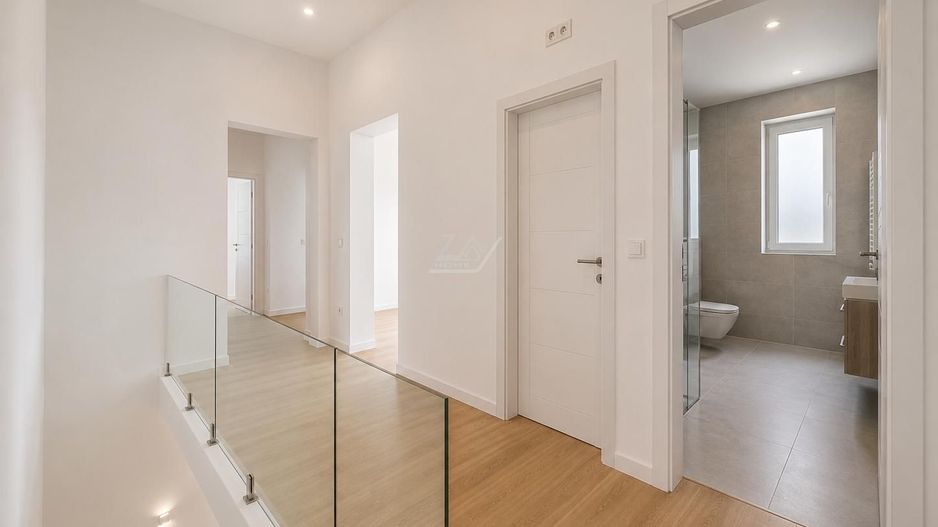 COMISION 0! Duplex finalizat. 5 camere, 3 bai. Panouri fotovoltaice. - Poză 9