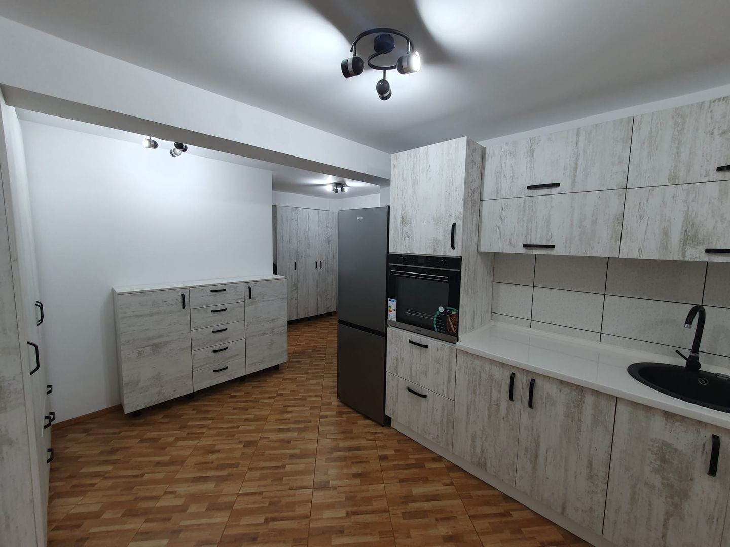 Garsoniera de vanzare zona Eroii Revolutiei - Poză 2