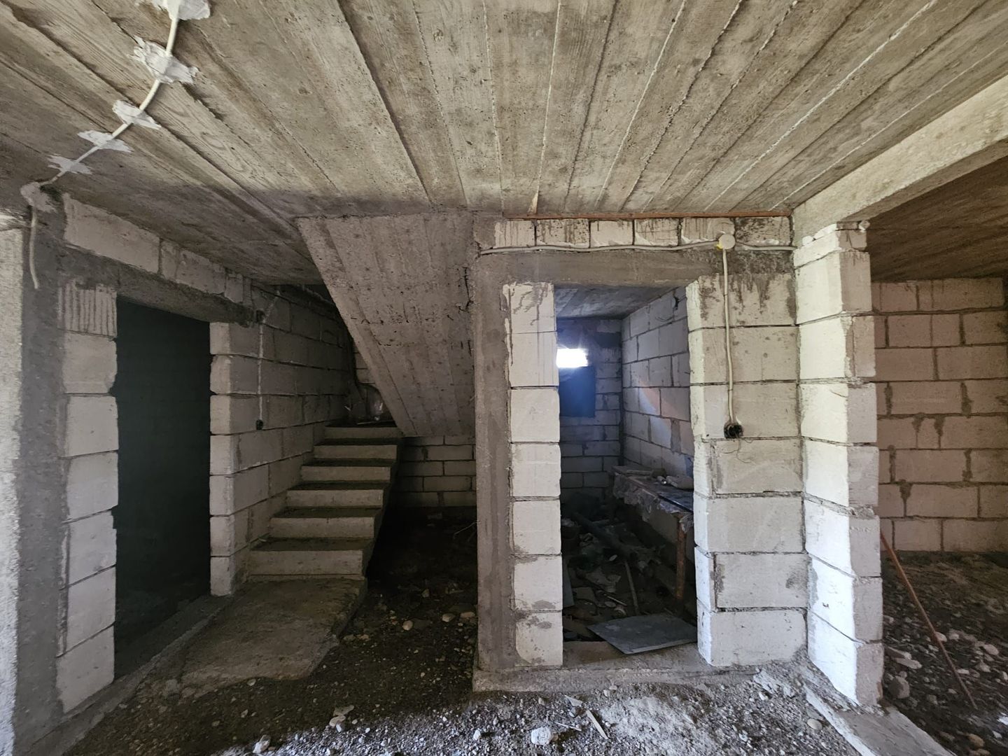 Casă P+1 la roșu, teren 2.600 mp – DN73, Mihaești - Poză 13