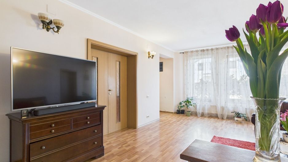 Vilă cu 7 camere, zona Aradului - Poză 1