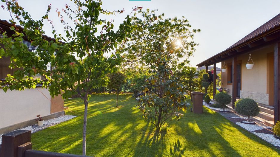 Vilă cu mansardă în Bujac - Poză 3