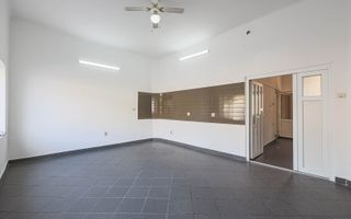 Locație excelentă: Spațiu comercial  Reprezentanță sau Închiriere. - Poză 5