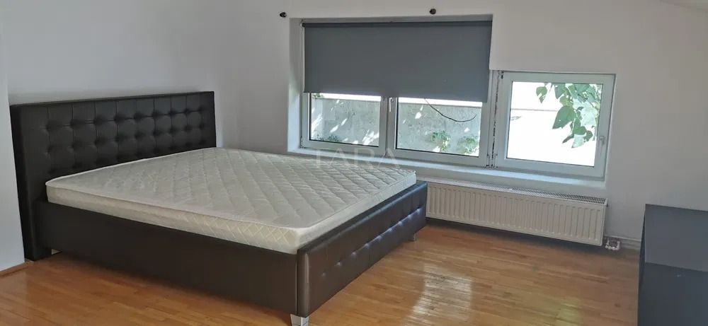 Casă / Vilă cu 4 camere de vânzare în zona Centru - Poză 2