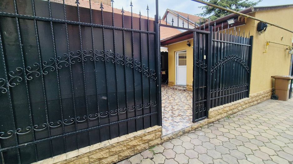 Casa cu teren , ULTRACENTRAL , singur in curte - Poză 1