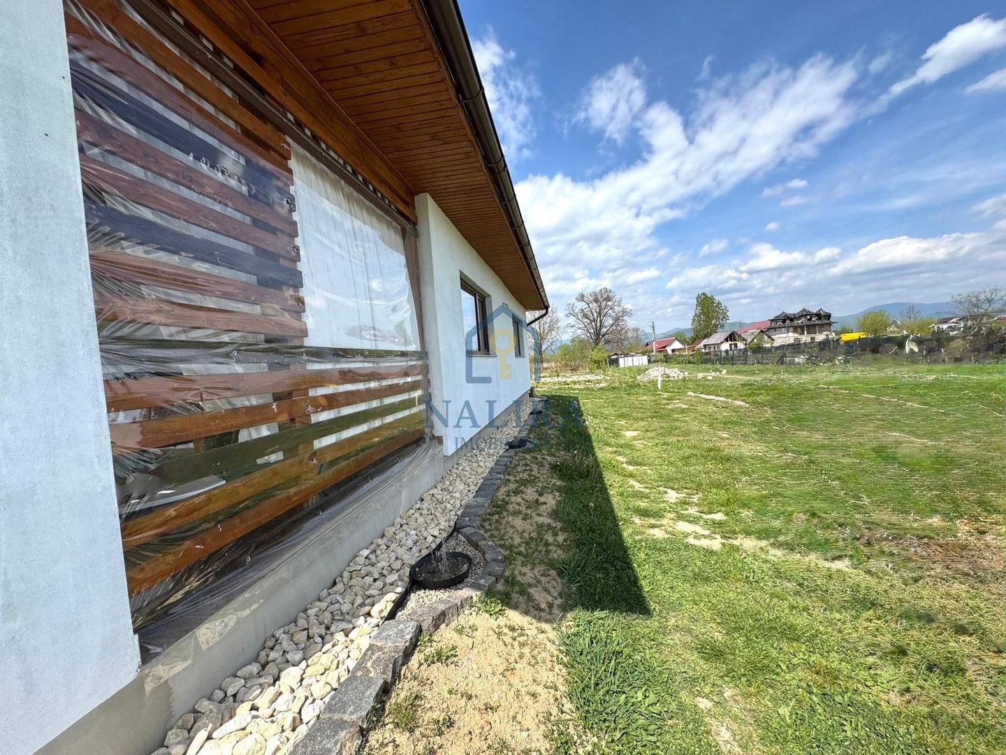 Casa de vanzare cu 14 Ari teren - Lapusel - Poză 16