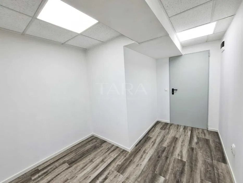 Camera/ Spatiu perfect pentru birou sau depozitare - Poză 6