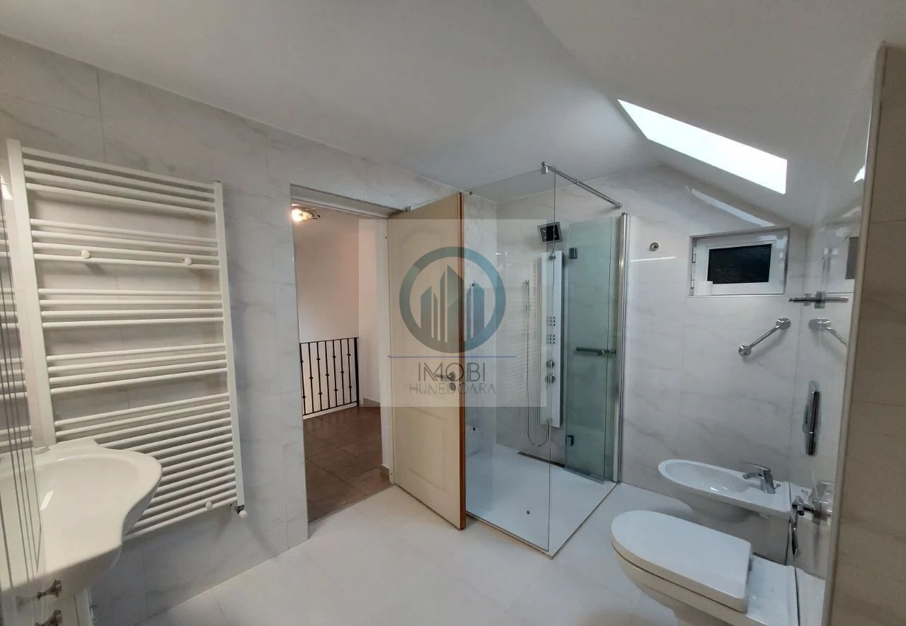 Vila deosebita în loc Simeria, zona ultracentrala - Poză 11