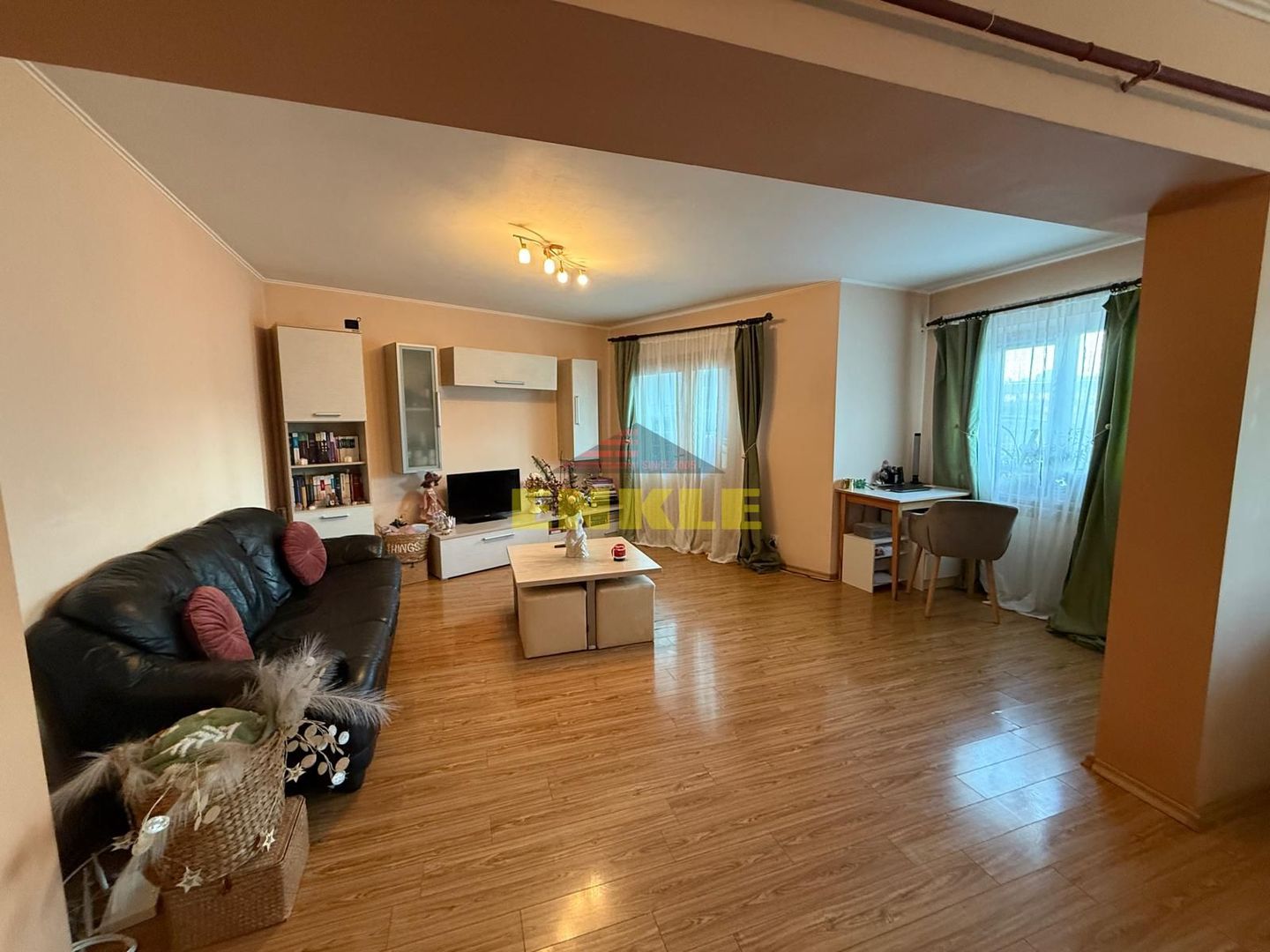 Închiriere – Apartament 3 camere mobilat utilat zona farmacia Anca - Poză 1