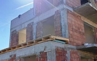 Casă pretabilă pentru 2 familii cu teren 434 mp.