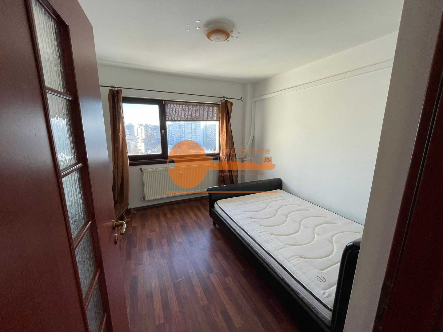 Apartament 2 camere – vedere liberă către Piața Victoriei - Poză 1