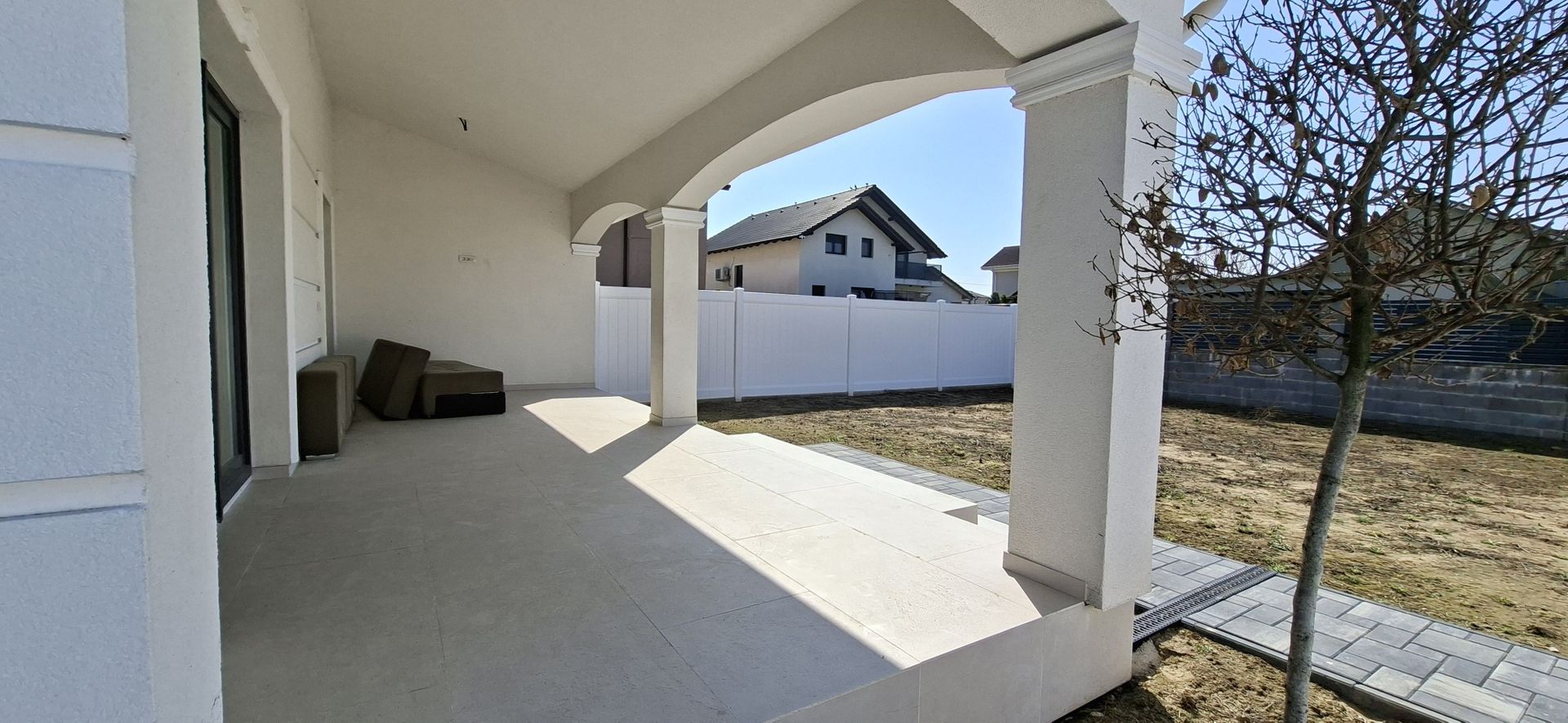 Duplex spatios cu garaj si pereti dublii - Poză 2