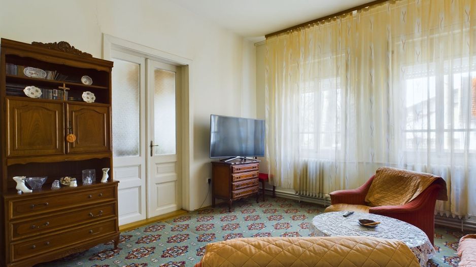 Casă individuală cu teren de 1100 mp și 3 apartamente în curte - Poză 2