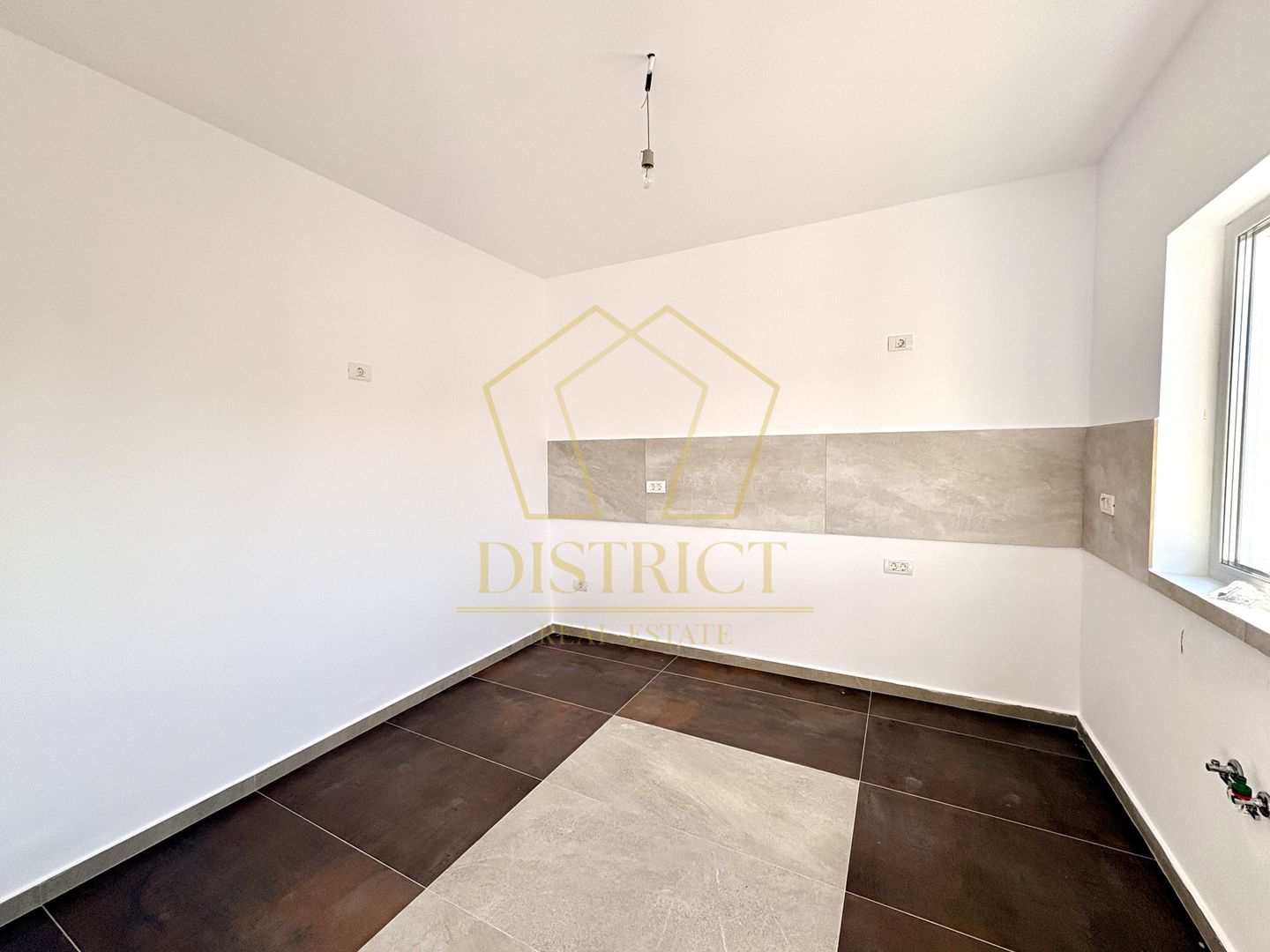 Duplex cu 4 camere, despărțit prin camera tehnica | Mosnita Noua - Poză 7