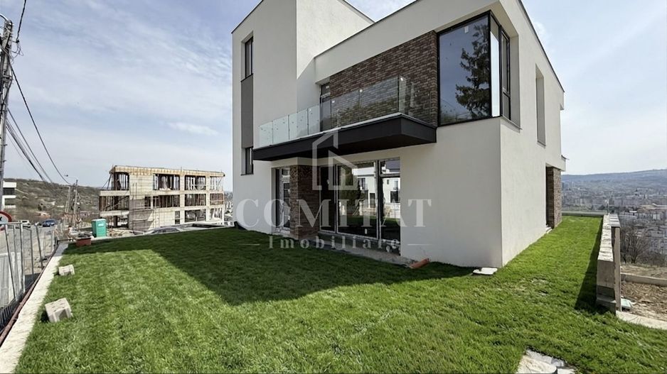 Casă generoasă cu panoramă și 256 mp terasă circulabilă - Poză 1