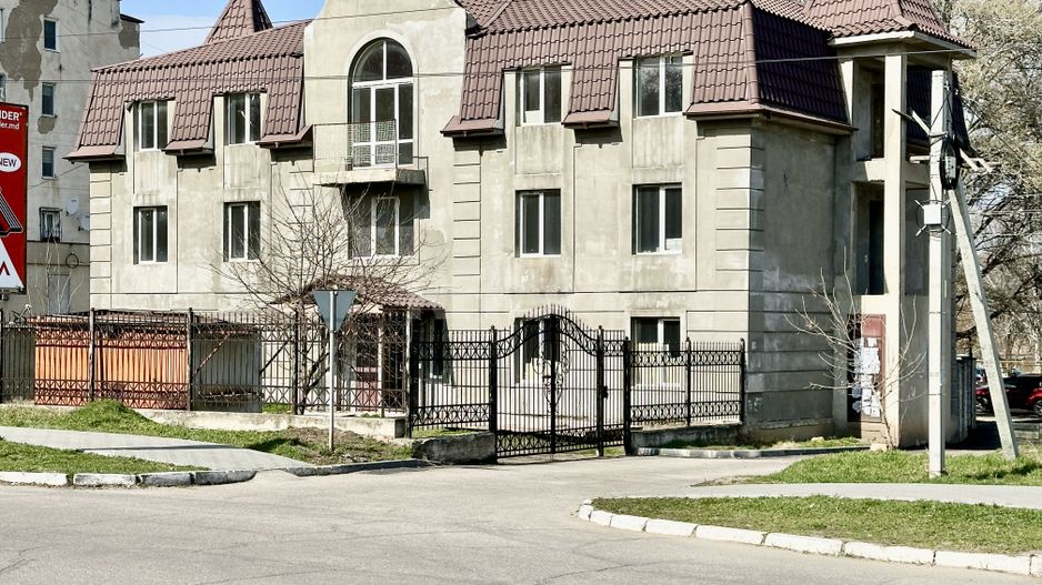 De vânzare – Bloc cu destinație comercială în Anenii Noi, pe Strada Centrală. - Poză 2
