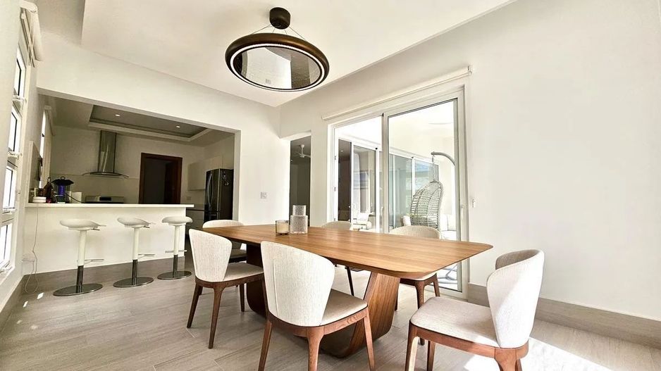 Vilă modernă de lux cu piscină privată - Poză 9