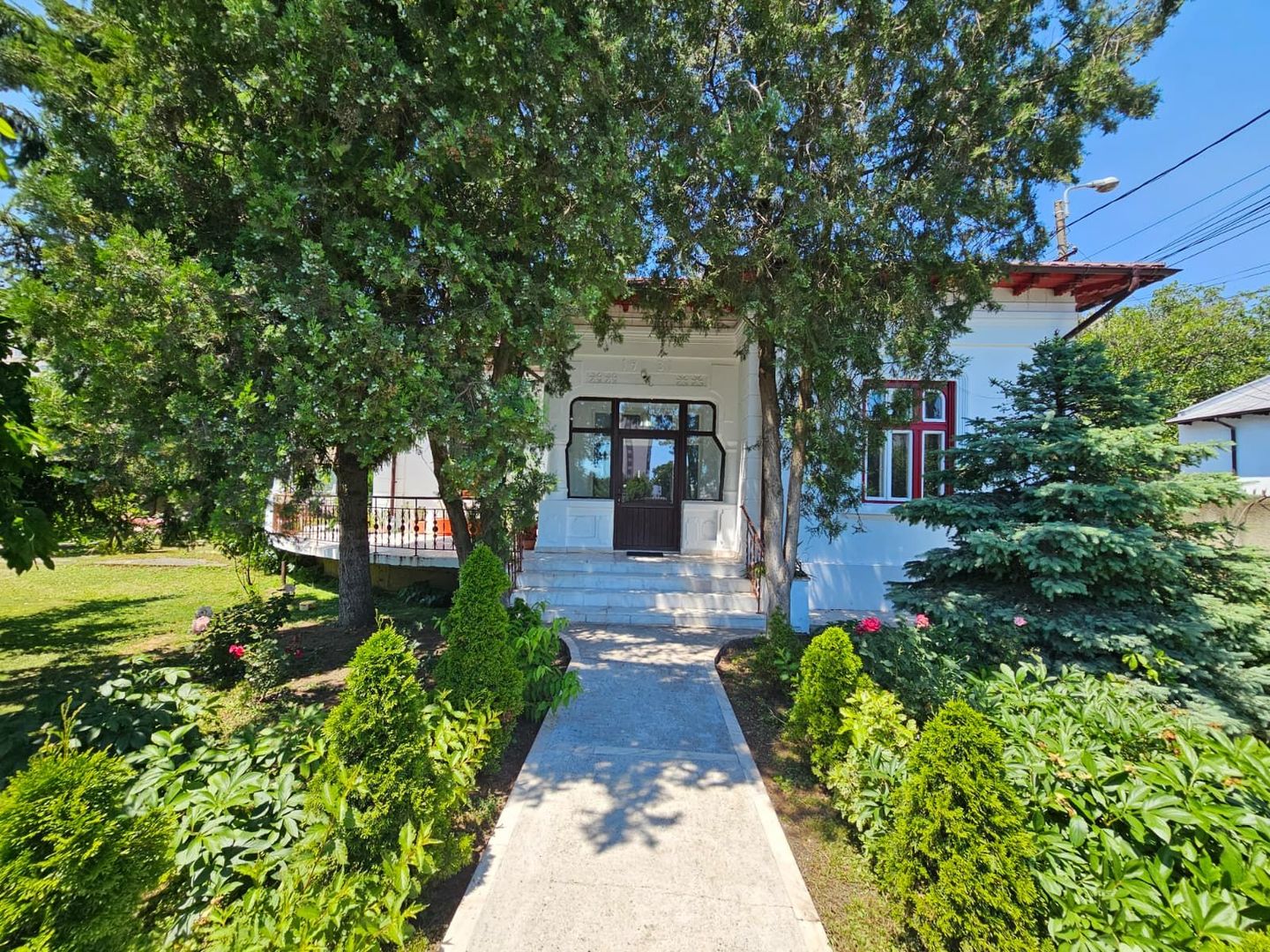 Casa eleganta cu tavane inalte si gradina superba - Poză 1