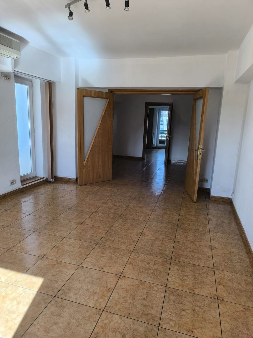 De Inchiriat Apartament 4 camere Nemobilat Piata Unirii Metrou - Poză 2